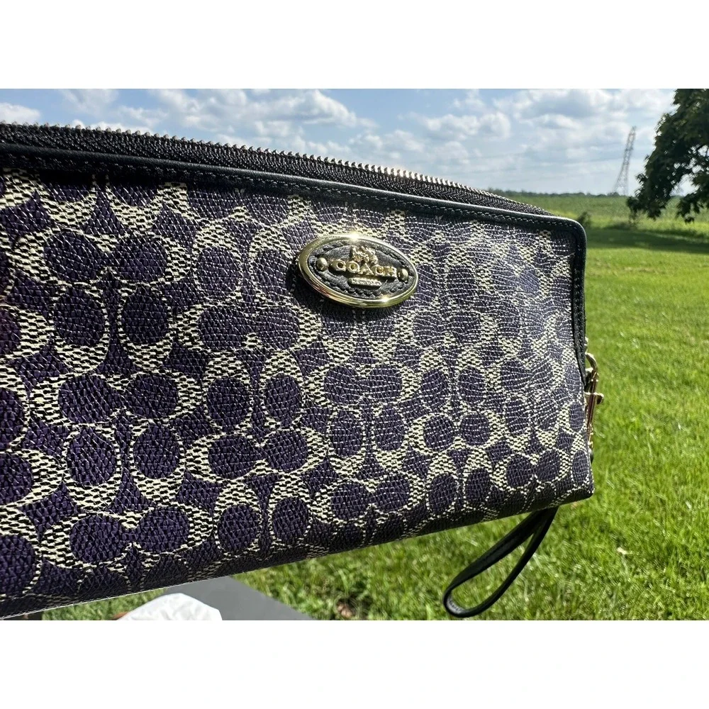 NWT COACH Signature Coated Canvas Zip Clutch/Wristlet Wallet Purple/Violet 52462